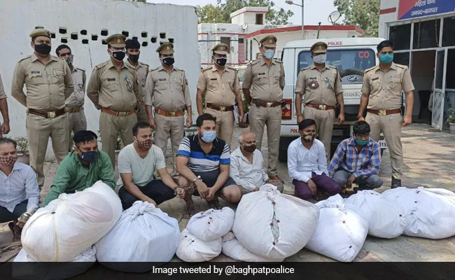Cảnh sát Ấn Độ bắt 7 kẻ ăn trộm quần áo người chết đem bán.
