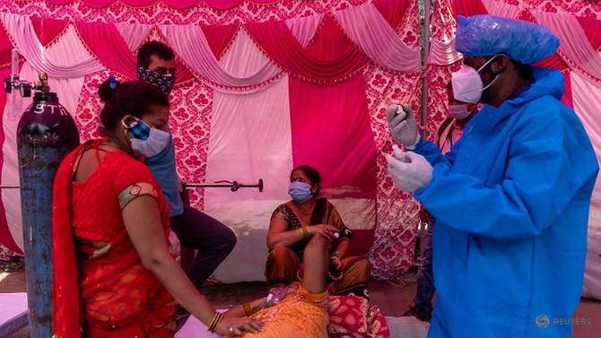 Một bệnh nhân được dùng bình oxy miễn phí tại một ngôi đền ở Ấn Độ.