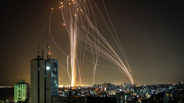 Rocket được phóng từ thành phố Gaza, do phong trào Hamas của người Palestine kiểm soát, nhằm đáp trả cuộc không kích của Israel nhằm vào một tòa nhà 12 tầng.