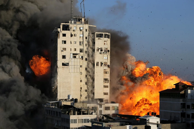 Tòa nhà cao tầng ở Gaza bị tấn công.