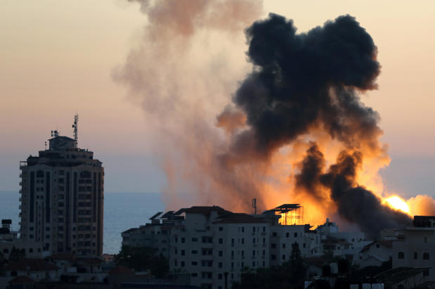 Khói và lửa bốc lên trong các cuộc không kích của Israel khi bạo lực xuyên biên giới giữa quân đội Israel và các chiến binh Palestine tiếp tục diễn ra tại Thành phố Gaza ngày 14/5/2021