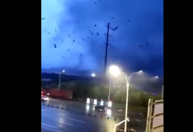 Video lốc xoáy như tận thế ở Vũ Hán khiến 6 người thiệt mạng