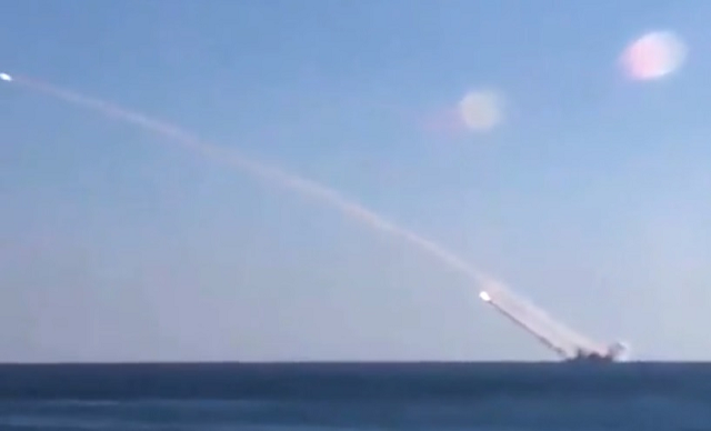 Tàu ngầm Nga tấn công phiến quân ở Syria.