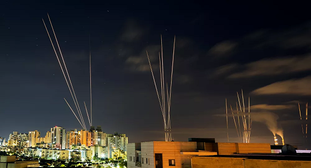 Những vệt sáng xuất hiện khi rocket được bắn từ dải Gaza vào Palestine.