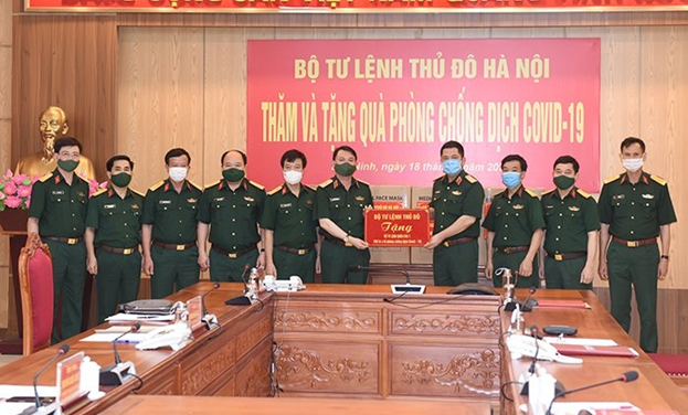Bộ Tư lệnh Thủ đô Hà Nội tặng Bộ Tư lệnh Quân khu 1 vật tư y tế để phòng, chống dịch Covid-19.