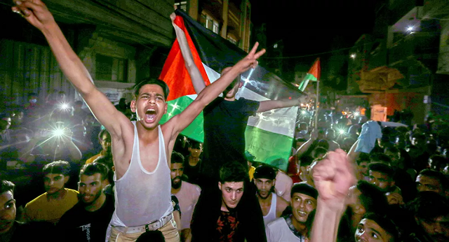 Người Palestine đổ ra đường ăn mừng lệnh ngừng bắn.