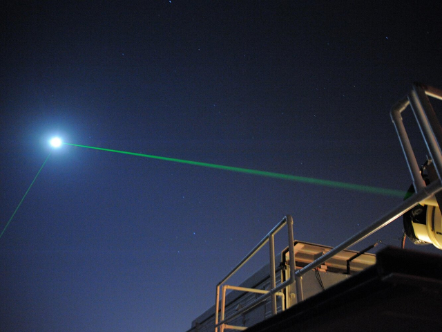 Tia laser được sử dụng trong chiến đấu.