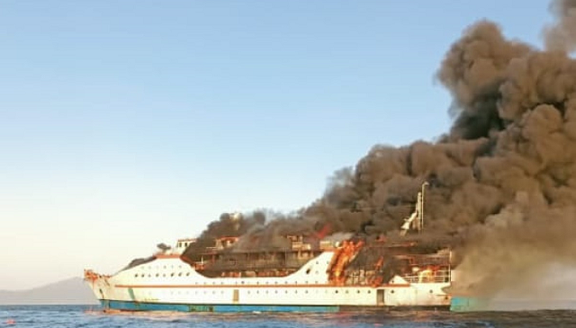 Hình ảnh phà KM Karrya chìm trong khó lửa.