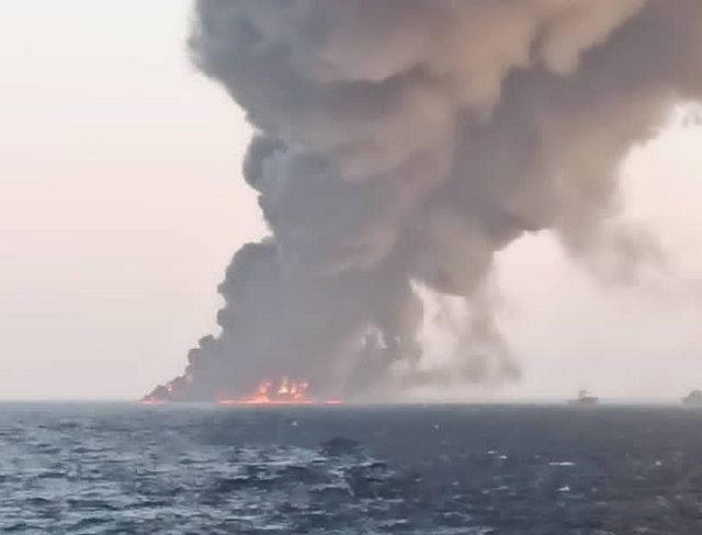 Tàu Iran cháy trên biển.