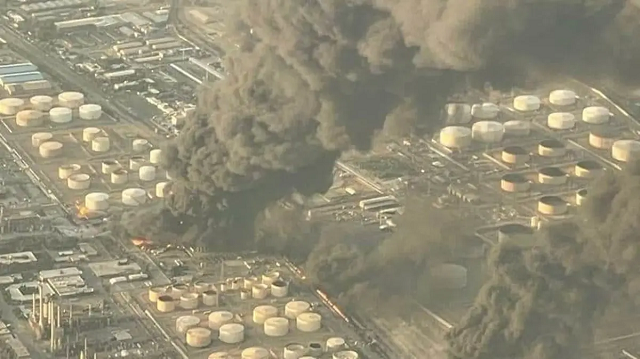 Nhà máy lọc dầu của Iran bốc cháy.
