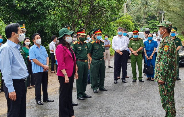 Thiếu tá Phạm Ngọc Thụ, Chốt trưởng chốt phòng chống dịch số 50 ở Hà Tiên báo cáo tình hình thực hiện nhiệm vụ với Phó Chủ tịch nước và đoàn công tác.