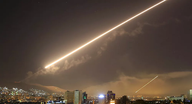 Syria tuyên bố bắn rụng tên lửa của Israel trên bầu trời thủ đô Damascus