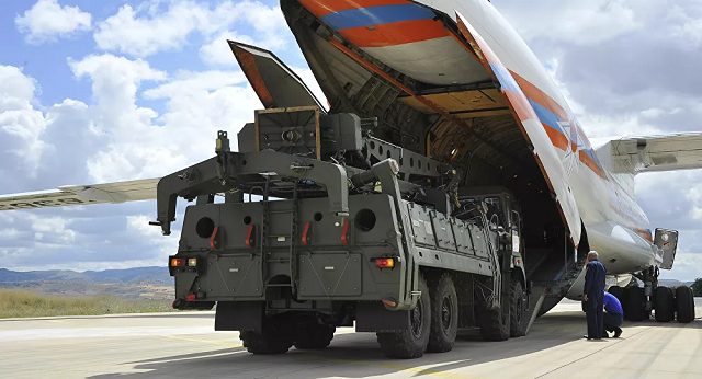 Linh kiện hệ thống phòng không S-400 được Nga chuyển cho Thổ Nhĩ Kỳ.