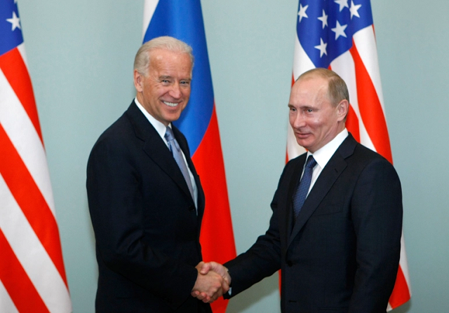 Ông Joe Biden và ông Putin trong một cuộc gặp tại Nga năm 2011.