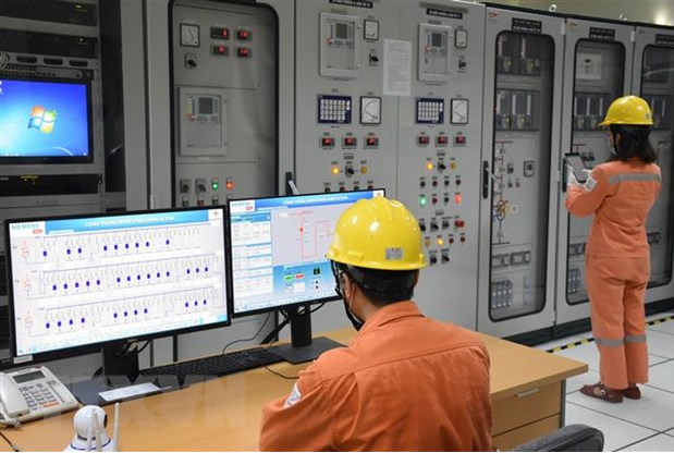 Công nhân EVN HA NOI vận hành hệ thống cấp điện. (Ảnh: TTXVN phát).