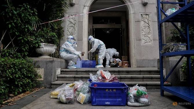 Nhân viên đưa thực phẩm cho khu cách ly ở Quảng Đông, Trung Quốc.