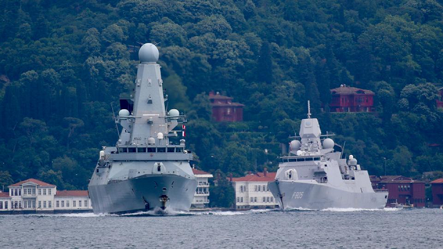 Tàu khu trục Type 45 HMS Defender của Hải quân Hoàng gia Anh, theo sau là khinh hạm HNLMS Evertsen của Hải quân Hoàng gia Hà Lan, ra khơi ở eo biển Bosphorus, trên đường đến Biển Đen, ở Istanbul, Thổ Nhĩ Kỳ, ngày 14/6/2021.
