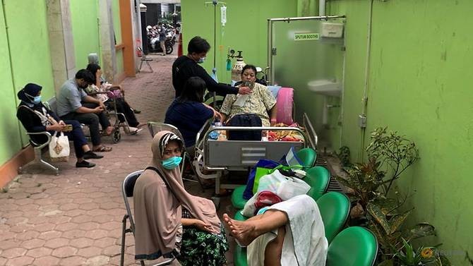 Bệnh nhân có vấn đề về hô hấp bên ngoài khu cấp cứu tại một bệnh viện do chính phủ điều hành ở Indonesia.