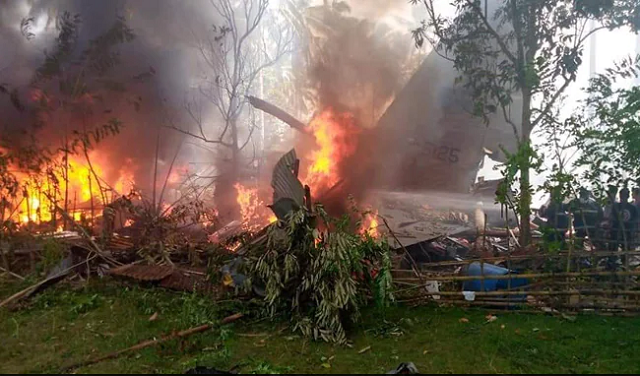Hiện trường vụ máy bay quân sự chở 92 người rơi ở Philippines