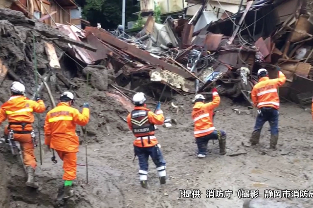 Nhân viên cứu hộ Nhật Bản tìm người mất tích sau vụ lở đất kinh hoàng.