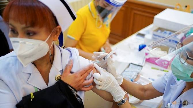 Nhân viên y tế Thái Lan tiêm vắc xin.