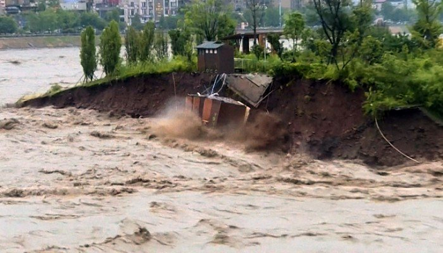 Mưa lớn gây ngập lụt ở Trung Quốc.