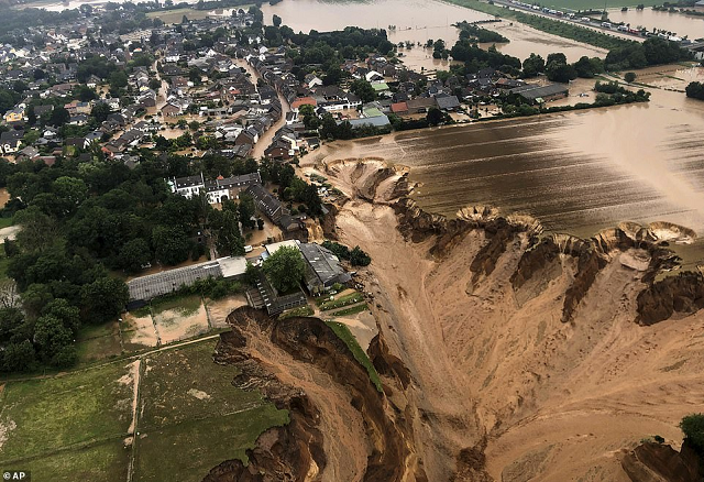 Một trận lở đất ở thị trấn Blessem do lũ lụt, gần Cologne, Đức, giết chết một số người