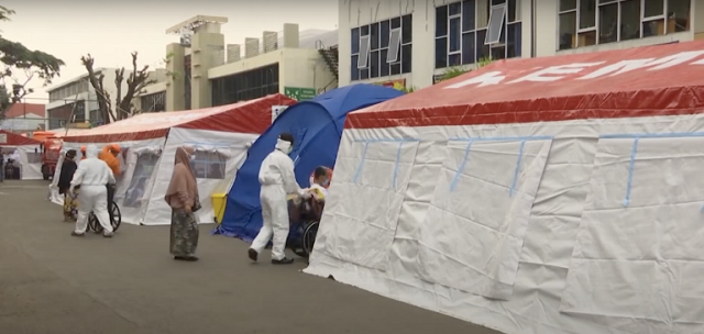 Indonesia điều trị bệnh nhân trong các túp lều vì bệnh viện quá tải.