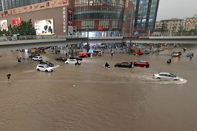 Mưa lớn gây ngập lụt nặng nề ở Trung Quốc.