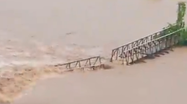 Lũ lụt cuốn trôi một cây cầu ở Ấn Độ.