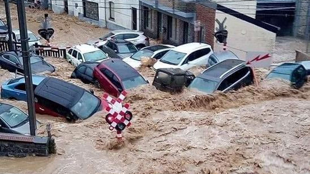 Nhiều ô tô bị lũ lụt cuốn trôi ở Bỉ.