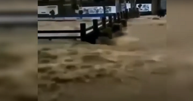 Bão In-fa gây ngập lụt ở Thượng Hải.