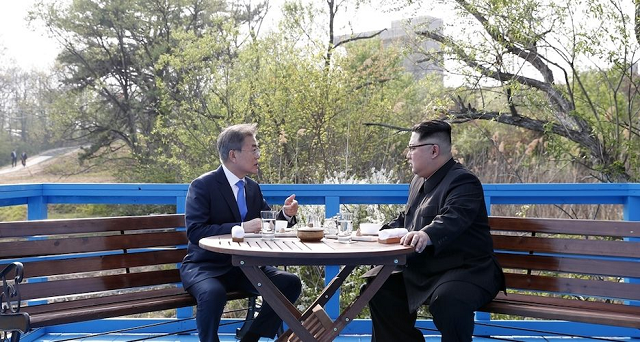 Tổng thống Hàn Quốc Moon Jae-in và nhà lãnh đạo Triều Tiên Kim Jong Un gặp nhau tại hội nghị thượng đỉnh tháng 4 năm 2018.