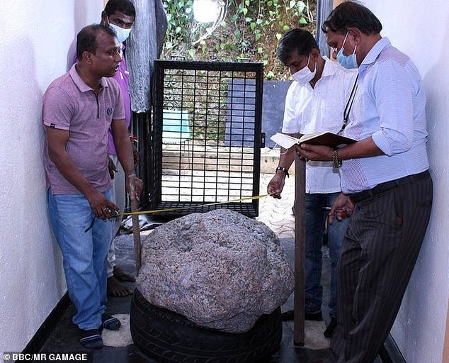 Khối sapphire trị giá tới 100 triệu đô la đã được thợ  đào giếng phát hiện trong sân sau của một người đàn ông Sri Lanka.
