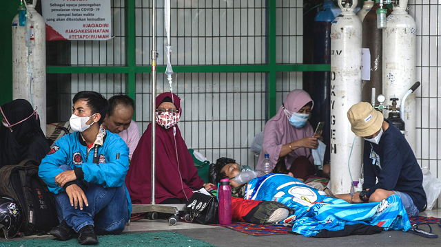Người dân Indonesia vật vờ khi hệ thống y tế quá tải.