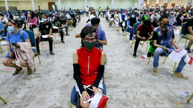 Người dân chờ để tiêm vắc xin ở Indonesia.