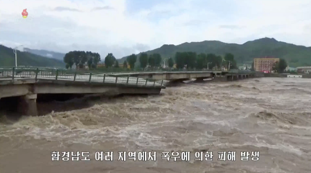 Cây cầu bị gãy do lũ lụt ở Triều Tiên.