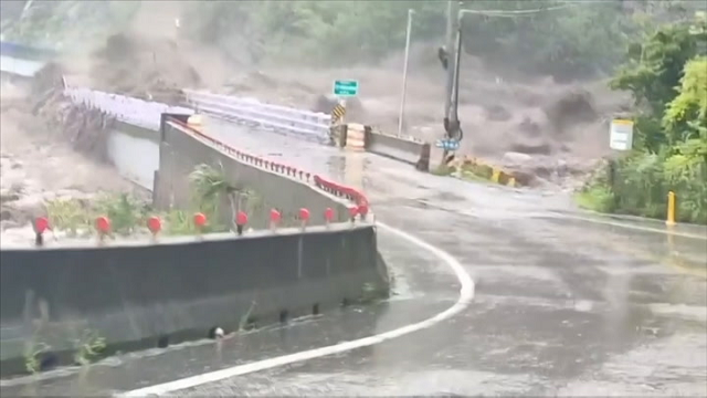 Cây cầu bị Đài Loan bị lũ lụt cuốn trôi.