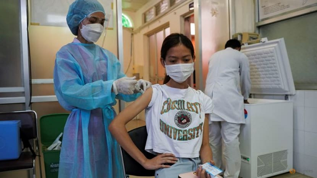 Tiêm vắc xin Covid-19 ở Campuchia.
