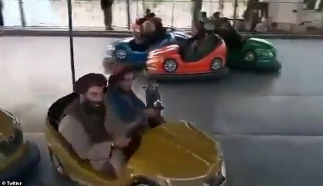 Taliban tại một khu vui chơi ở Afghanistan.