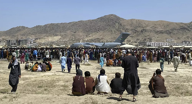 Đám đông tụ tập gần máy bay C-17  ở sân bay quốc tế tại Kabul.