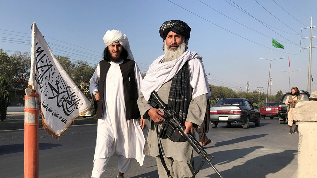 Một chiến binh Taliban cầm súng trường tấn công M16 ở Kabul, Afghanista.