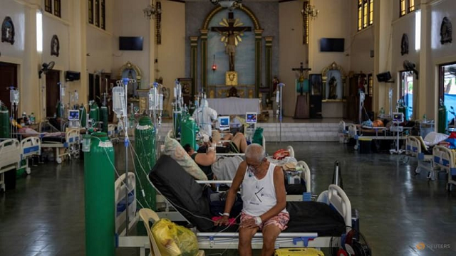 Bệnh viện quá tải, Philippines điều trị bệnh nhân trong nhà thờ.