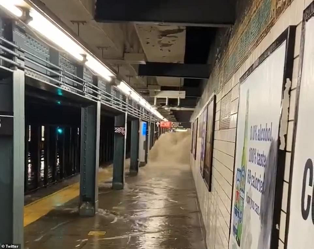 Nước tràn vào ga tàu điện ngầm ở New York.