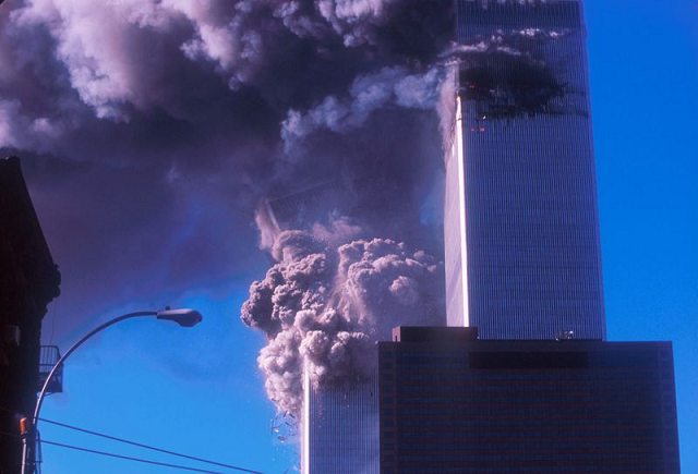 Tòa tháp Thương mại Thế giới ở New York bị 2 máy bay lao vào ngày 11/9/2001.