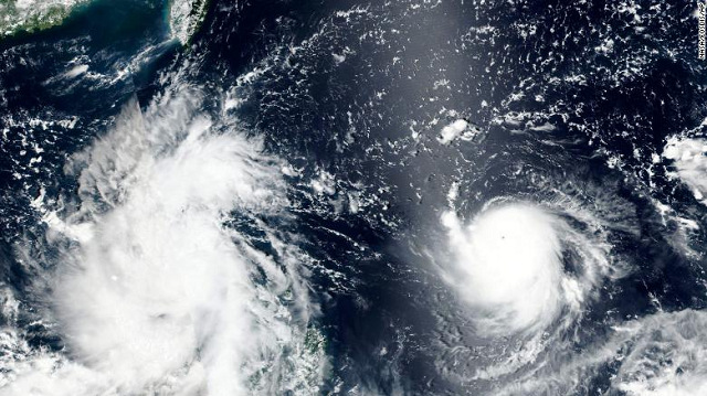 Ảnh vệ tinh do NASA công bố cho thấy bão Chanthu, bên phải, đang phát triển từ một áp thấp nhiệt đới thành một cơn bão mạnh đang di chuyển về phía Đài Loan, khi tàn tích của bão Conson, bên trái, bao trùm Philippines. 