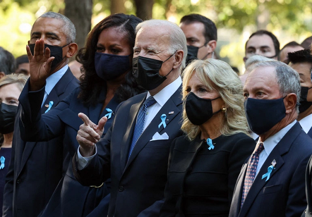 Vợ chồng Tổng thống Mỹ Joe Biden và vợ chồng cựu Tổng thống Obama tưởng niệm các nạn nhân vụ khủng bố 11/9.