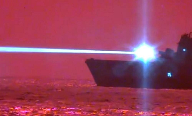 Tàu chiến sử dụng hệ thống laser chiến đấu.