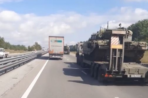 Đoàn xe quân sự Nga được cho là hướng về biên giới Ukraine.