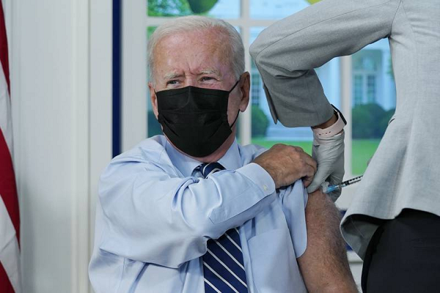 Tổng thống Mỹ Joe Biden tiêm vắc xin Covid-19 liều thứ 3.
